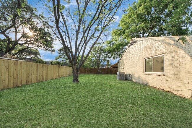 Building Photo - 11923 Briar Forest Dr