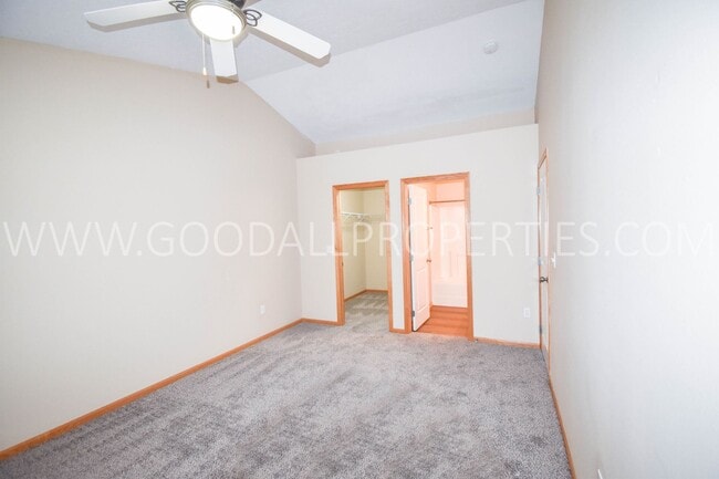 Building Photo - Spring special! 2-Bedroom, 2.5-Bath Townhome in Urbandale with 2-Car Attached Garage