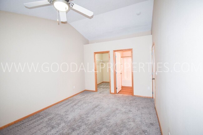 Building Photo - Summer Special! 2-Bedroom, 2.5-Bath Townhome in Urbandale with 2-Car Attached Garage