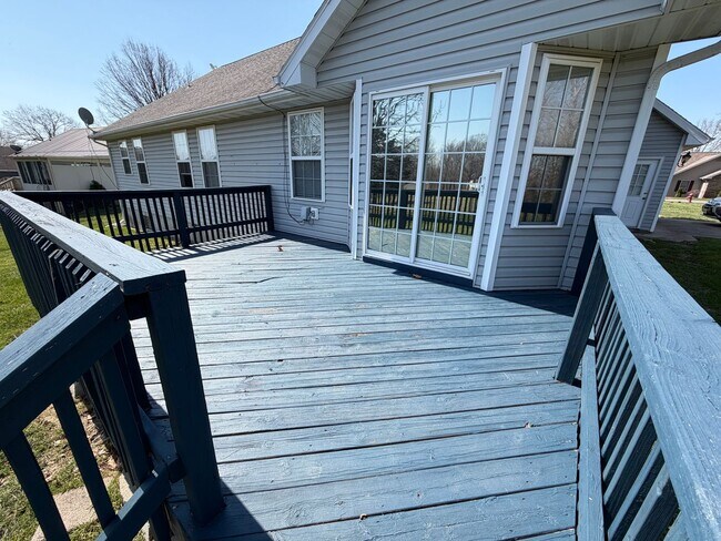 Building Photo - Available 04/01/2026....  MONTH TO MONTH TIL JUNE 2026