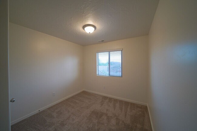 Building Photo - Remodeled 3 Bed / 2.5 Bath Townhome in Great Location