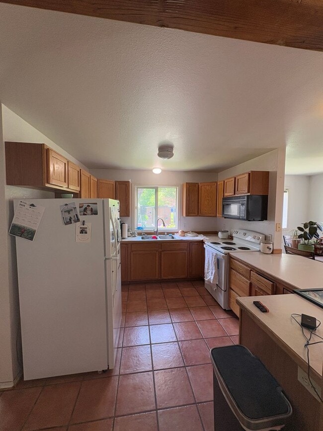 Building Photo - Classic 3 Bedroom 2 Bath Home with Attache...