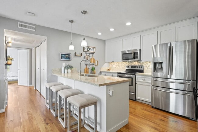 Building Photo - beautifully upgraded 2-bedroom, 1-bath condo in the highly desirable Bench Mark Villas Community