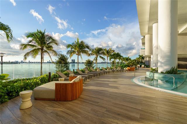 Building Photo - 700 NE 24 St