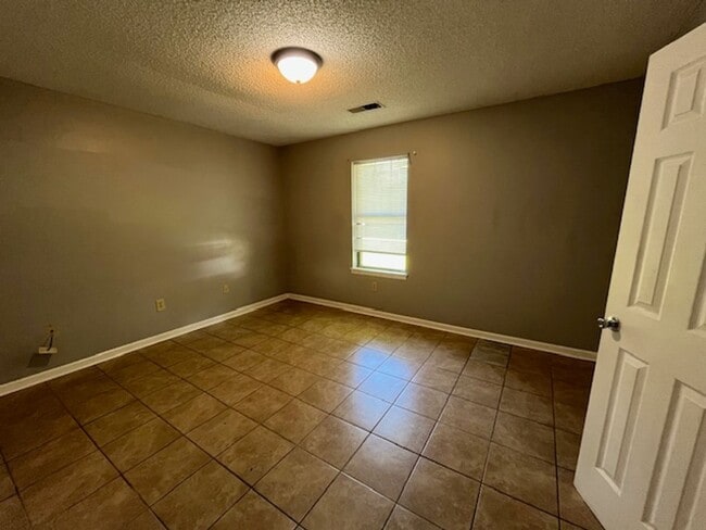 Building Photo - Renovated 3 Bedroom 2 Bath Home for Rent!!