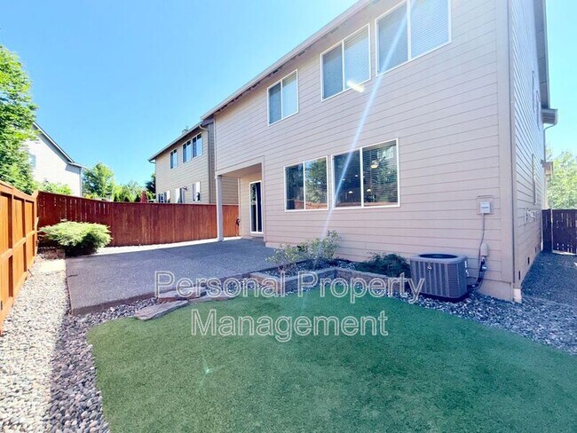 Building Photo - 3623 NE Sitka Dr