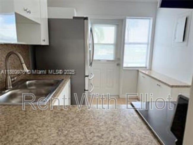 Building Photo - 2223 Park Ln