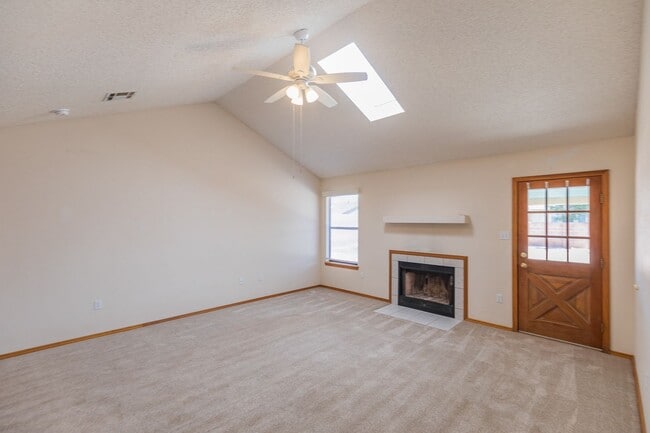 Building Photo - 3 Bedroom 2 Bath Home
