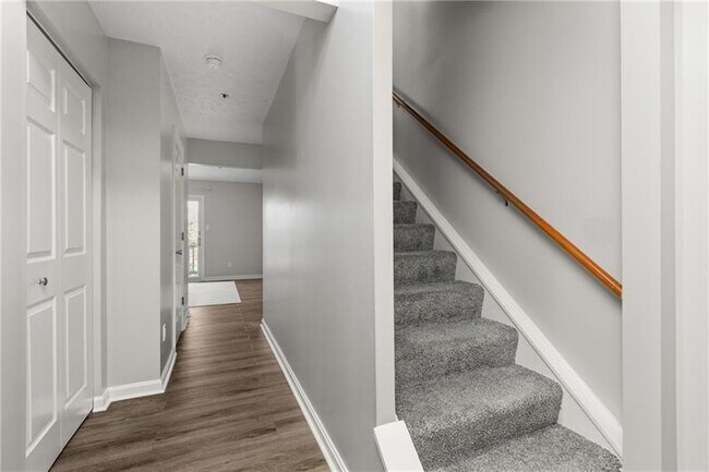 Building Photo - 250 Meadowview Dr