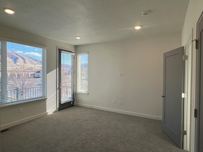 Building Photo - 636 E 12225 S