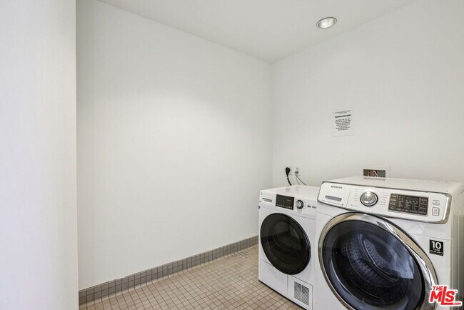 Building Photo - 6250 Hollywood Blvd