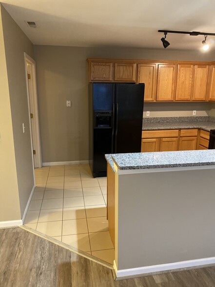 Kitchen - 5625 Twin Oaks Dr
