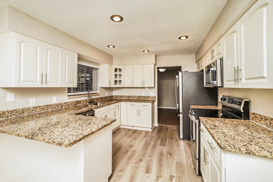 Building Photo - 15111 Craggy Cliff St