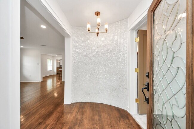 Building Photo - Luxury Living Meets Modern Elegance in the Heart of Houston