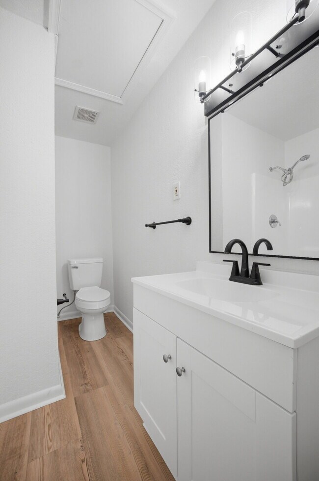 Building Photo - GORGEOUS REMODELED 1 BEDROOM APARTMENT IN HISTORIC PORT NORFOLK!