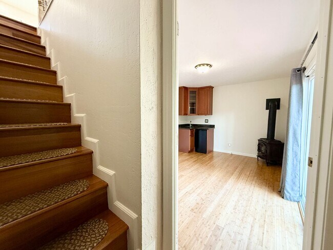 Building Photo - Gorgeously Updated 4-Bed/3-Bath Home & Ent...