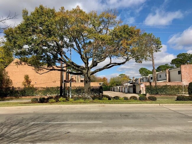 Building Photo - 10728 Briar Forest Dr