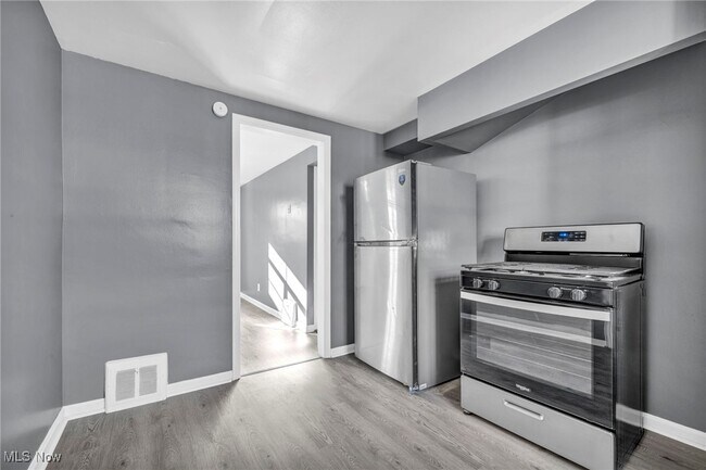 Building Photo - 422 E 222nd St