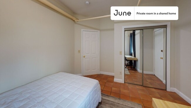 Building Photo - Private bedroom in 4 bed/2 bath Home