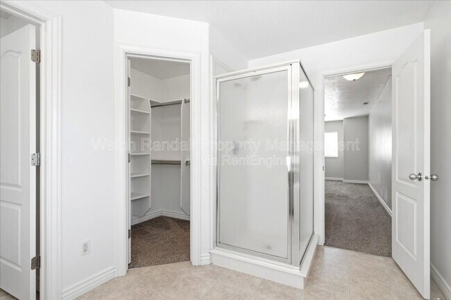 Building Photo - 672 E Clearwater Dr N