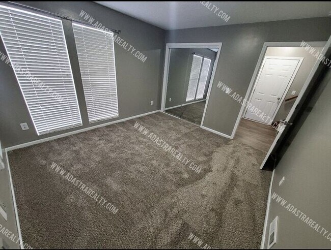Building Photo - Gorgeous Olathe Home in South Hampton Subdivision-Available in SEPTEMBER!!