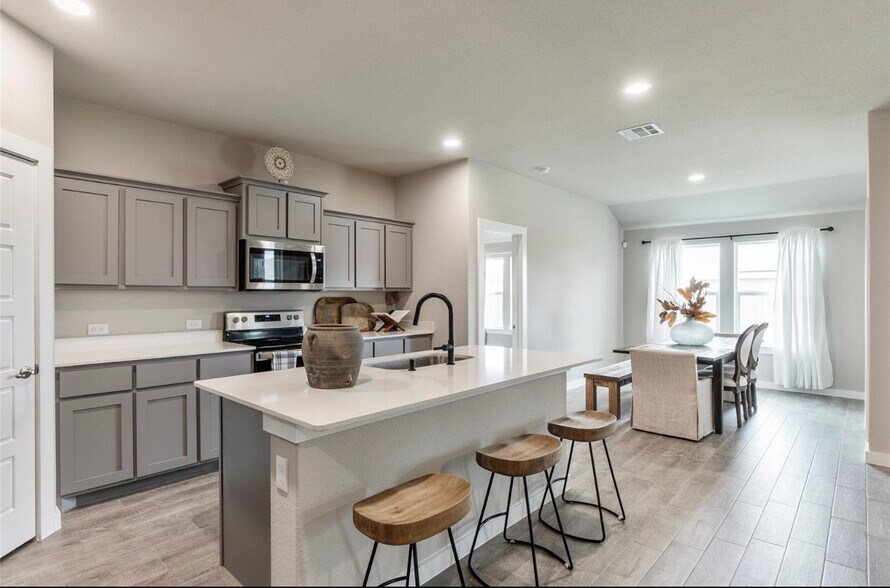 Building Photo - 1533 Forest Park Dr