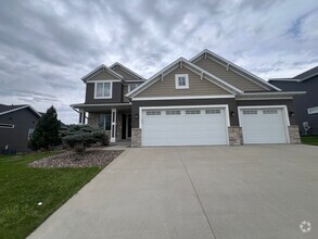 Building Photo - Beautiful 5-bed, 3.5-bath Single Family Home!
