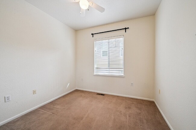 Building Photo - 3-Bed Townhouse with Open Floorplan, 2.5 Baths, and Fireplace in Rolling Hills!