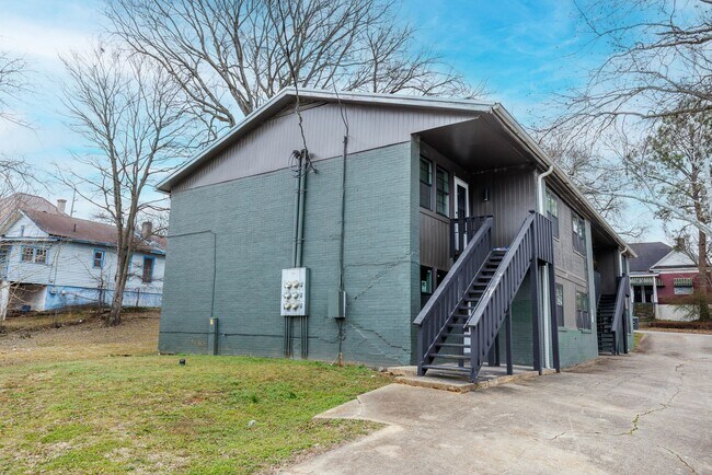 Building Photo - THIRD MONTH FREE WITH NEW 1 YEAR LEASE!
