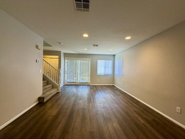 Building Photo - GATED 3 BED 2.5 BATH 1 CAR GARAGE SINGLE FAMILY HOME WITH COMMUNITY POOL