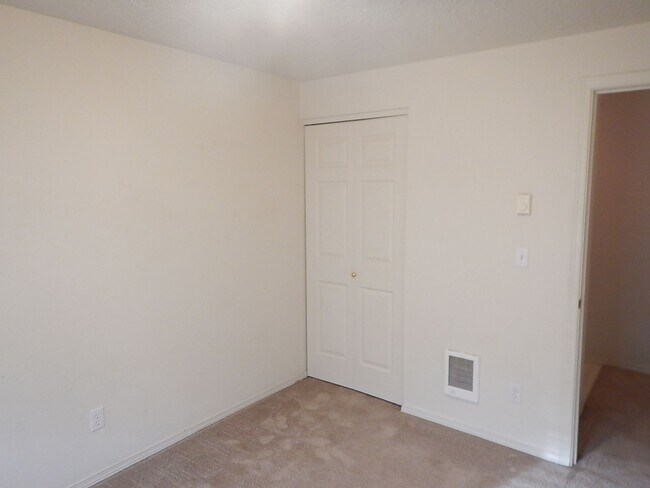 Building Photo - 3 Bedroom, 2 Bathroom North of Prineville - Fenced Back Yard - Available soon!