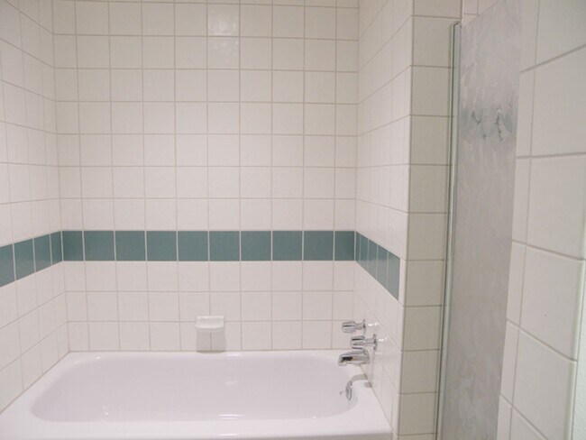 Building Photo - 3 Bedroom with a Summer Pool - Across from Champion Golf!