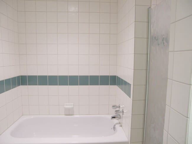 Building Photo - 3 Bedroom with a Summer Pool - Across from...