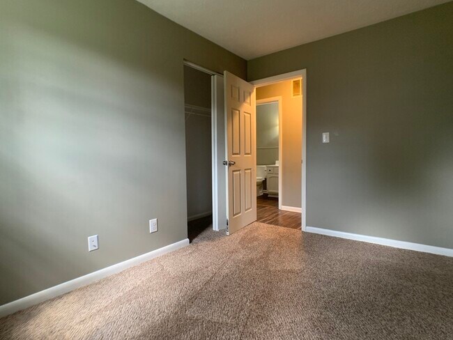 Building Photo - Cute Ranch in Lawrence with a Deck!