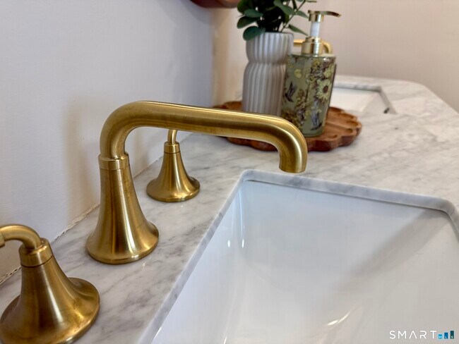 Building Photo - 24 Elm St