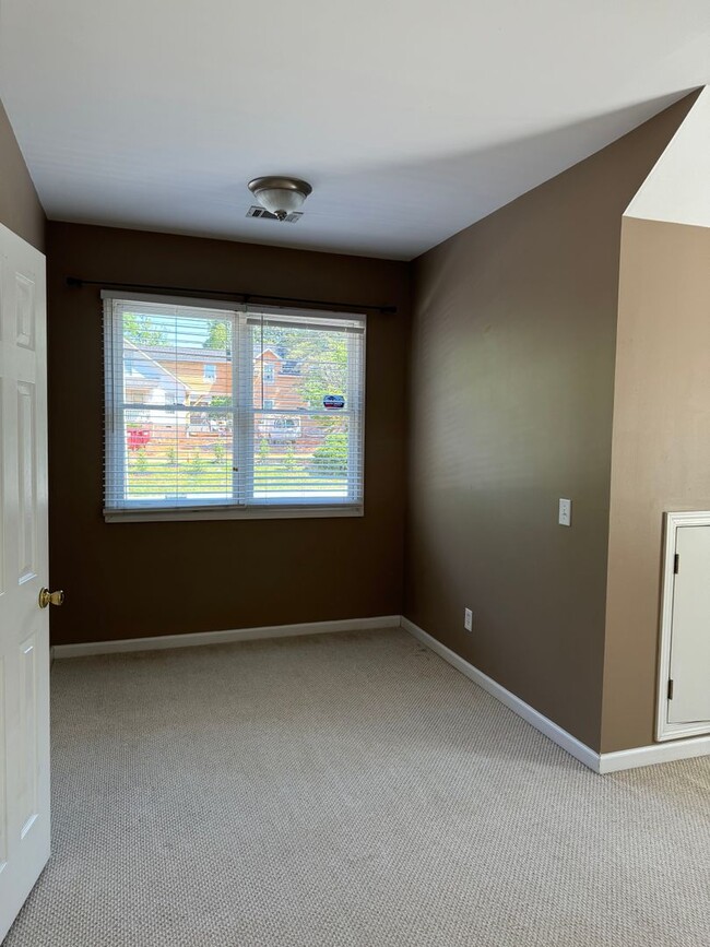 Building Photo - Price & Location!