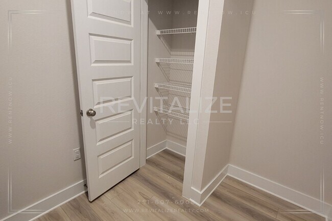 Building Photo - Modern 4BR/3BA Home Near Gulf Shores