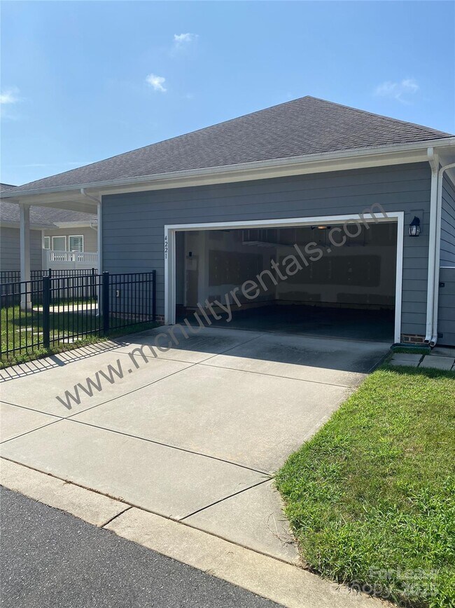 Building Photo - 4221 Courtly Ln