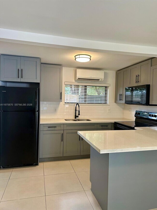 Building Photo - 1750 NE 144th St