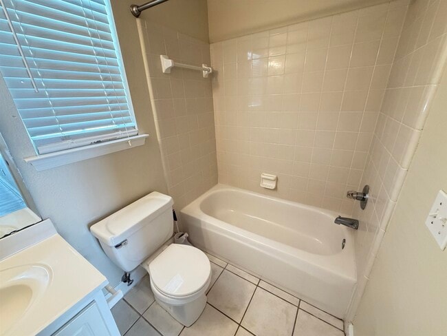 Building Photo - 2116 Heathrow Dr