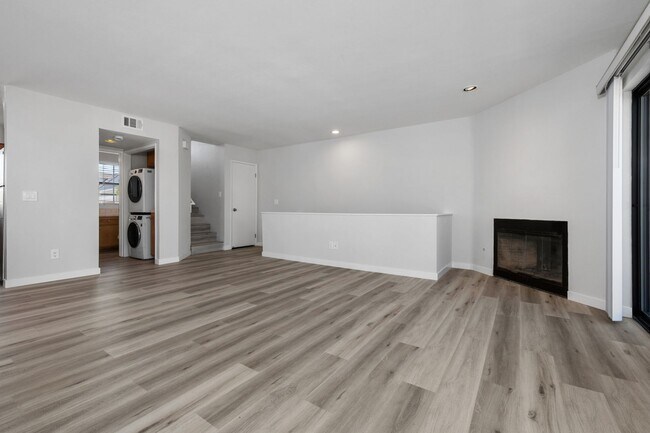 Building Photo - Mission Beach. 3 bedroom, 2.5 bath, 2 car garage,