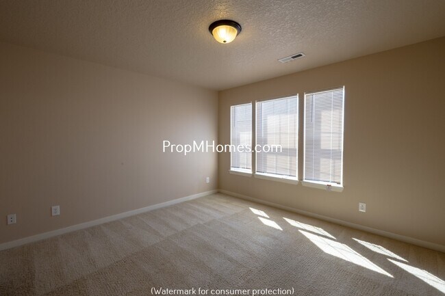 Building Photo - Three Bedroom Townhome in Great Canby Neighborhood!