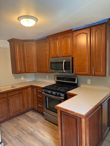 Building Photo - 527 Peyton St