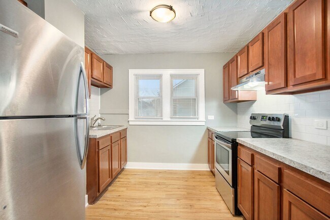 Building Photo - NW 2BR Upper