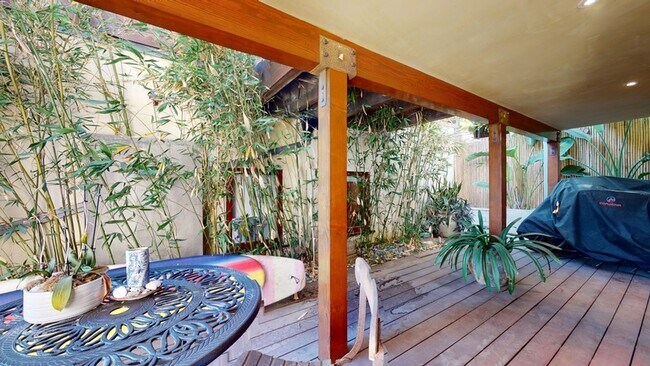 Building Photo - 3205 Bayview Dr