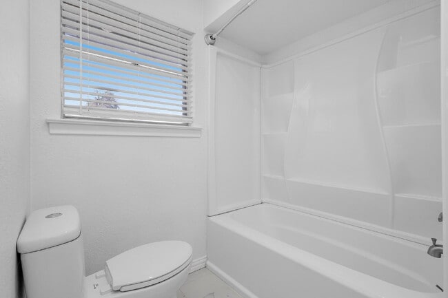 Building Photo - Beautiful Single-Story Home for Rent in Dallas | 3 Bedrooms | Living Room | Dining Room + Large G...