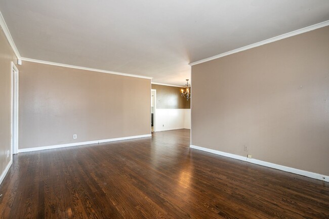 Building Photo - 3 Bedroom 1 Bath in Tulsa