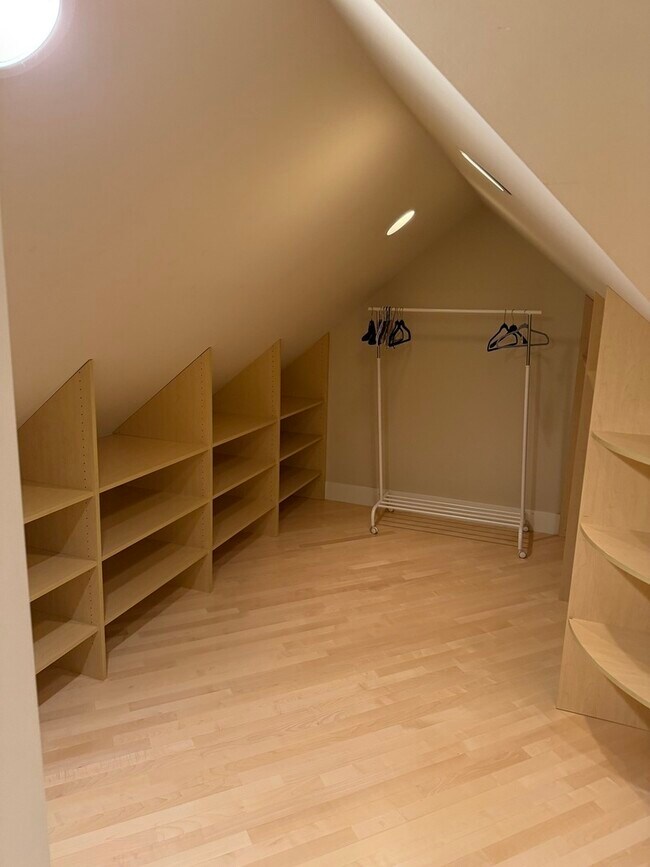 Building Photo - 525 Senon Dr