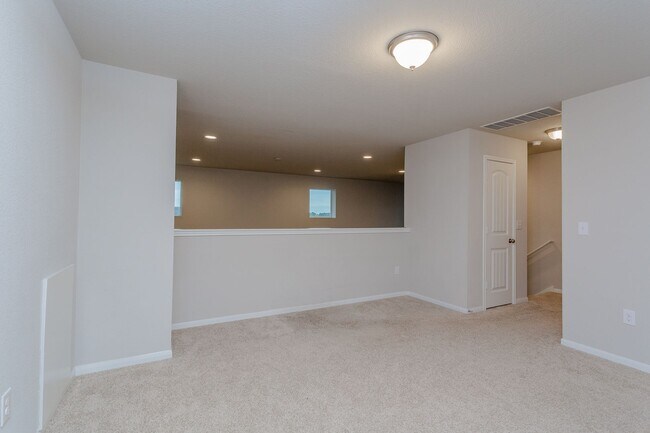 Building Photo - Beautiful 3 Bed / 2.5 Bath Home with High ...