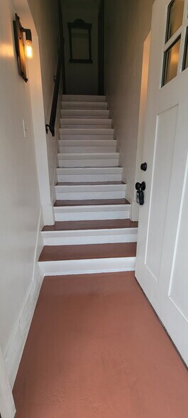 Entry Staircase - 811 E Nutwood St